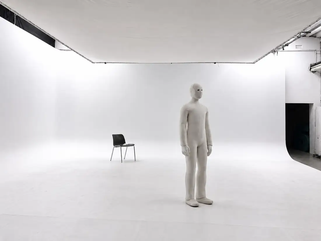 Visualisierung eines humanoiden Roboters im großen Berliner Studio von westudiolab
